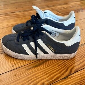 Gazelle kids size 1 blue suede